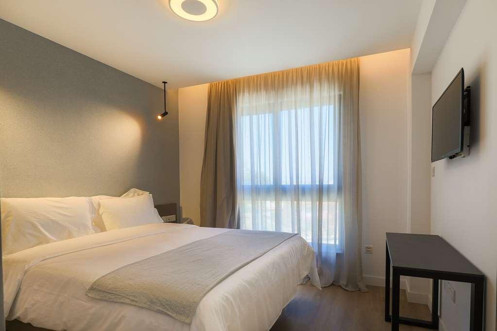 Quality Lodge, BW Premier Collection Larnaka Zimmer foto